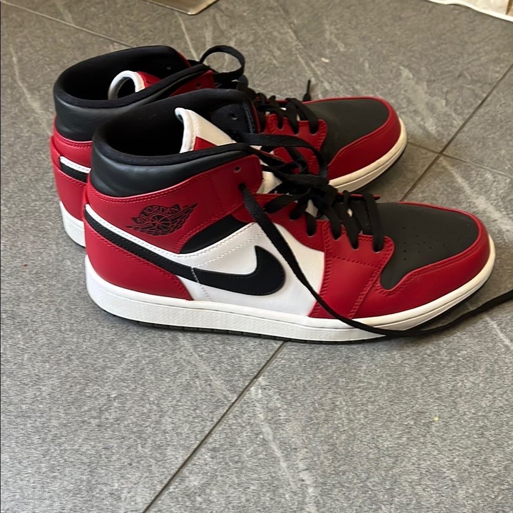 Men’s Nike Jordan 1 Mid Chicago Toe Size 10